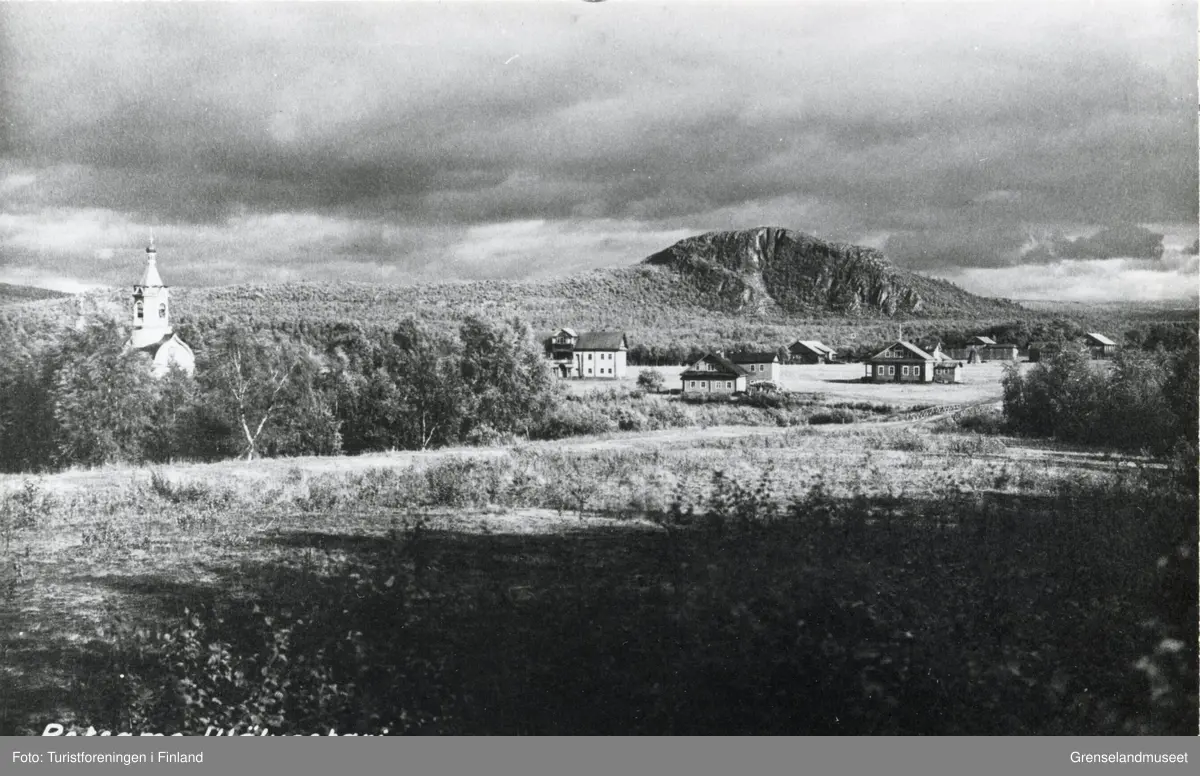 Petsamo kirke med klosterbygninger i finsk Petsamo, i sommerhalvåret 1932.