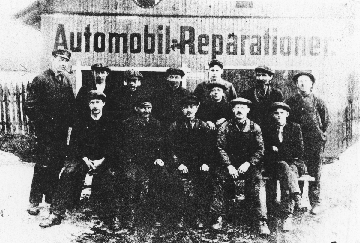 Bjerings arbeidsstokk på Bjerings Automobilverksted, på Wangsag-tomta på Gjøvik. Stående bak til venstre Roar Bjering (sønn av H. C. Bjering), 1. rekke nr. 2: Arne Jenssveen, nr. 3. Hjalmar Rasmussen.