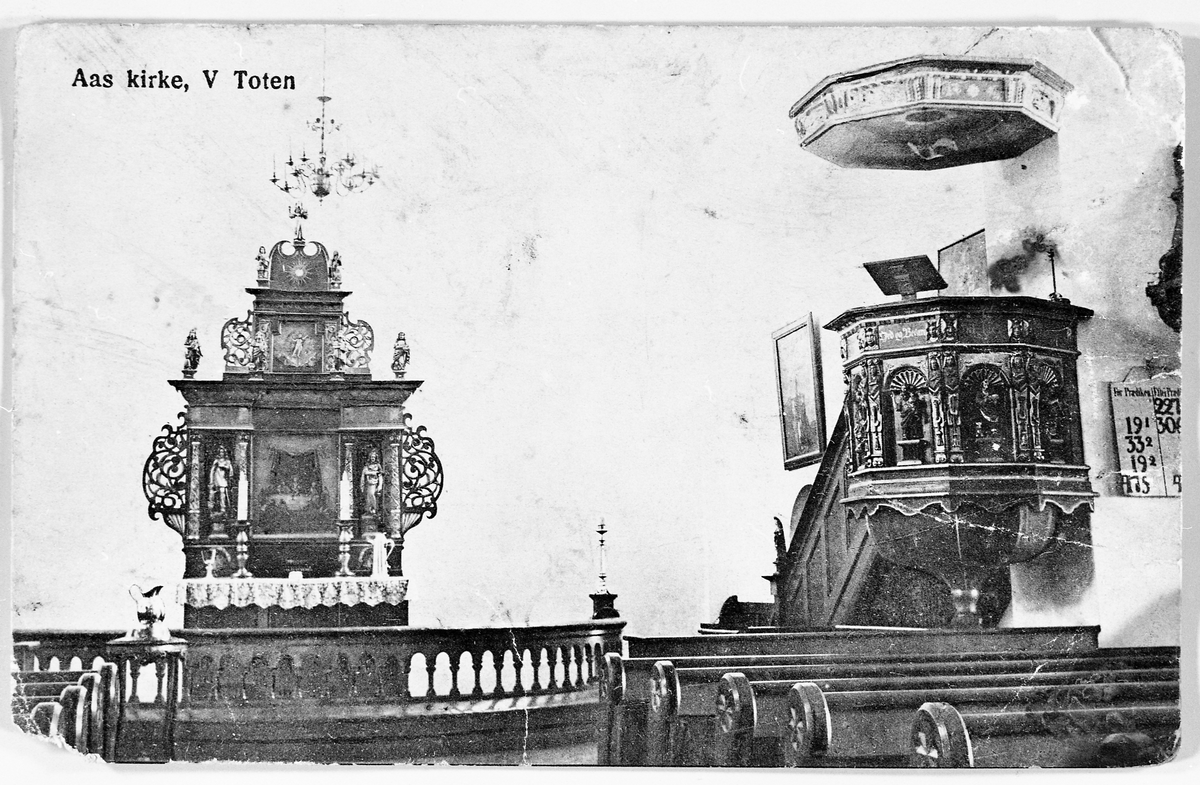 Interiør, alter og prekestol, Aas kirke i Vestre Toten, ca. 1930.