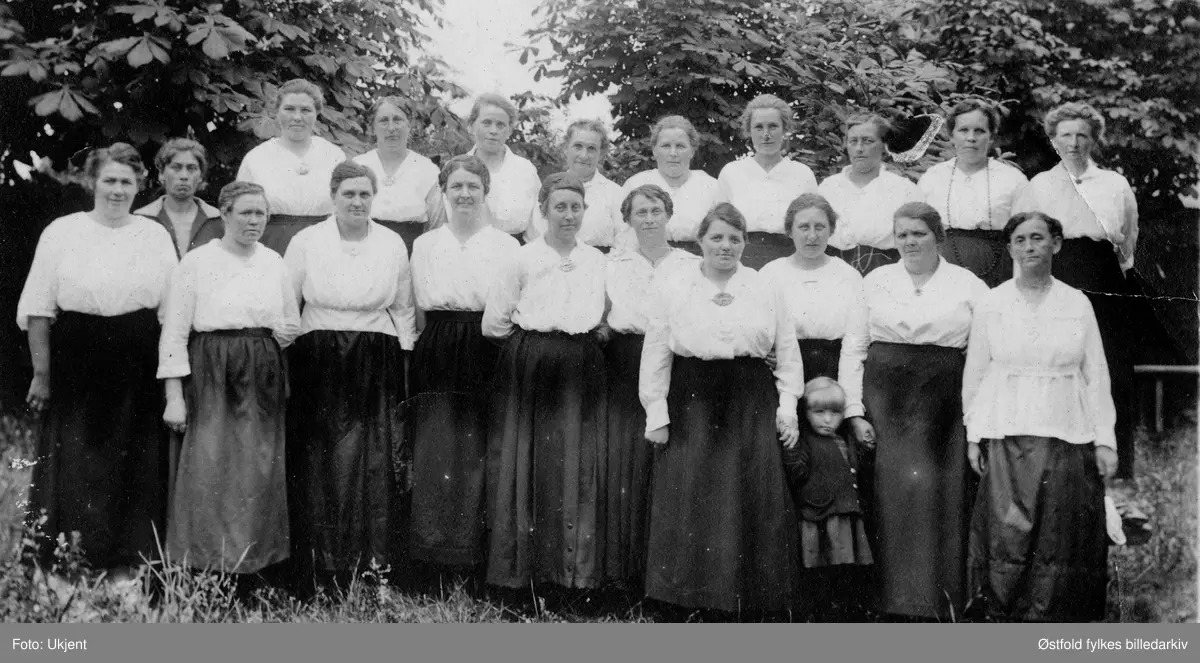 Sarpsborg Damekor, antakelig oppstilt i parken bak gamle Folkets Hus i St. Mariegate, Sarpsborg, ca. 1920 (?). Ukjente personer.
Det antas at forsamlingen hadde noe å gjøre med kooperasjonen, og at dette er opprinnelsen til Sarpsborg Damekor.