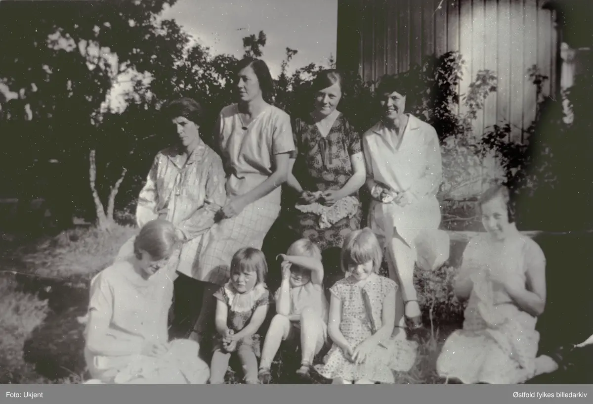 Syforeningen "Lyngblomsten" i Varteig1928. 
1. rekke fra venstre:
Ingrid Jellum, Gunvor Bergli, Elna Thue, Molly Thue, Martha Bergli.
2. rekke:
Fru Thue, Helga Øby, Signe Bergli, Astrid Lindemark.