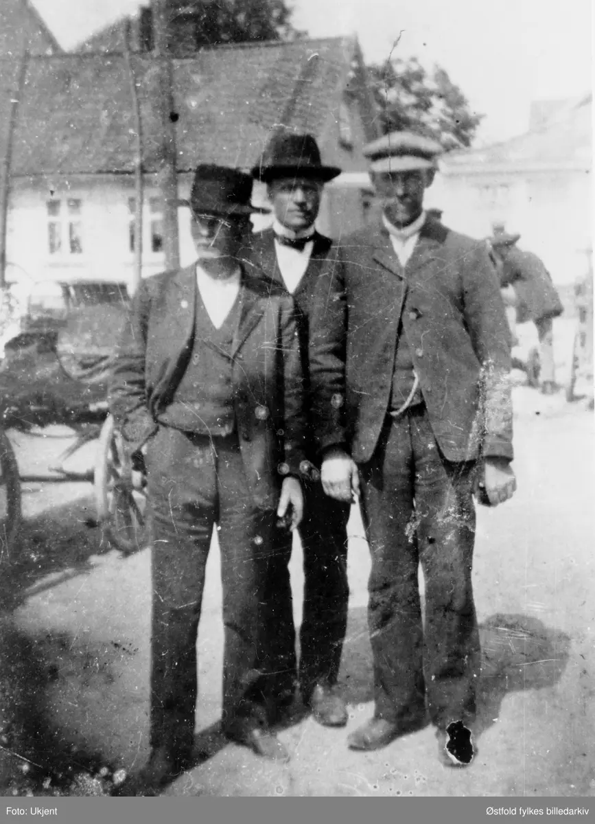 Gruppebilde av unge menn på byen, poserer på Torget i Sarpsborg, ant. 1920-åra (eller tidligere). Fra venstre: Olaf Ørseng (f. 1880), Hans Evensen, Hans Skar, alle fra Ullerøy i Skjeberg.