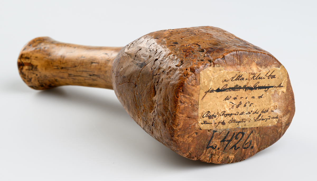 Ättaklubba af trä.

Inskrivet i huvudbok 1867.
