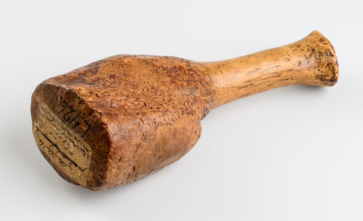 Ättaklubba af trä.

Inskrivet i huvudbok 1867.
