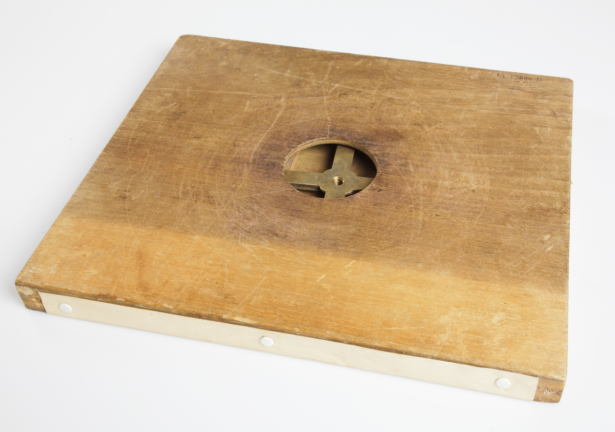 Stativ med fältmätningsbord.
A. stativ med tre träben avslutade med spetsar av metall. Kulled med fäste för lösa bordsskivorna. 
B. ritbord med skiva av trä och fäste av gulmetall. 40 x 34 cm, höjd 3 cm.
C. fältmätningsbord av trä med mitthål och i sidled rörligt metallfäste. 40 x 35 cm, höjd 3 cm.
D. fältmätningsbord av trä med mitthål och i sidled rörligt metallfäste. 40 x 35 cm, höjd 4 cm.
E. fältmätningsbord av trä med fastspänt läderfodral, fäste av metall. 40 x 35 cm, höjd 4 cm.
Funktion: Lantmäteriutrustning