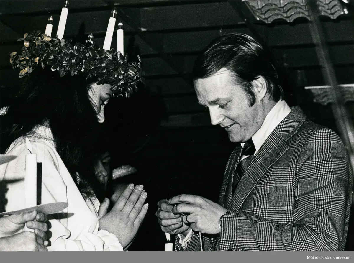Björn Ogard och en lucia på varuhuset IKEA i Kållered, Mölndals kommun, okänt årtal.