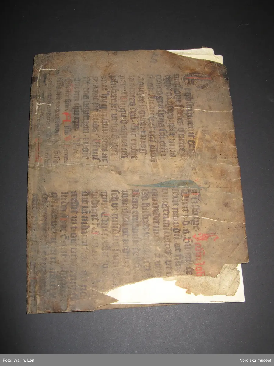 Bok, omslag av pergament, troligen medeltida pergamentblad med latinsk text. Inlaga på 56 (?) med handskriven text på tyska (?) och teckningar visande tillskärning av tält och plagg (kyrkliga plagg?)
Boken har blivit konserverad under sin tid i museet.
/Leif Wallin 2020-01-29