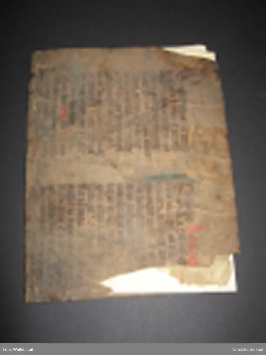 Bok, omslag av pergament, troligen medeltida pergamentblad med latinsk text. Inlaga på 56 (?) med handskriven text på tyska (?) och teckningar visande tillskärning av tält och plagg (kyrkliga plagg?)
Boken har blivit konserverad under sin tid i museet.
/Leif Wallin 2020-01-29