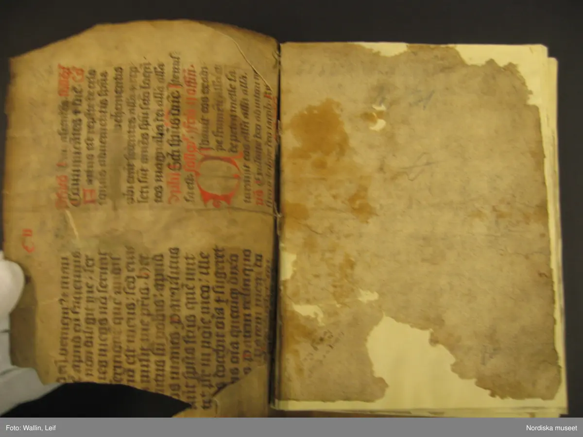 Bok, omslag av pergament, troligen medeltida pergamentblad med latinsk text. Inlaga på 56 (?) med handskriven text på tyska (?) och teckningar visande tillskärning av tält och plagg (kyrkliga plagg?)
Boken har blivit konserverad under sin tid i museet.
/Leif Wallin 2020-01-29
