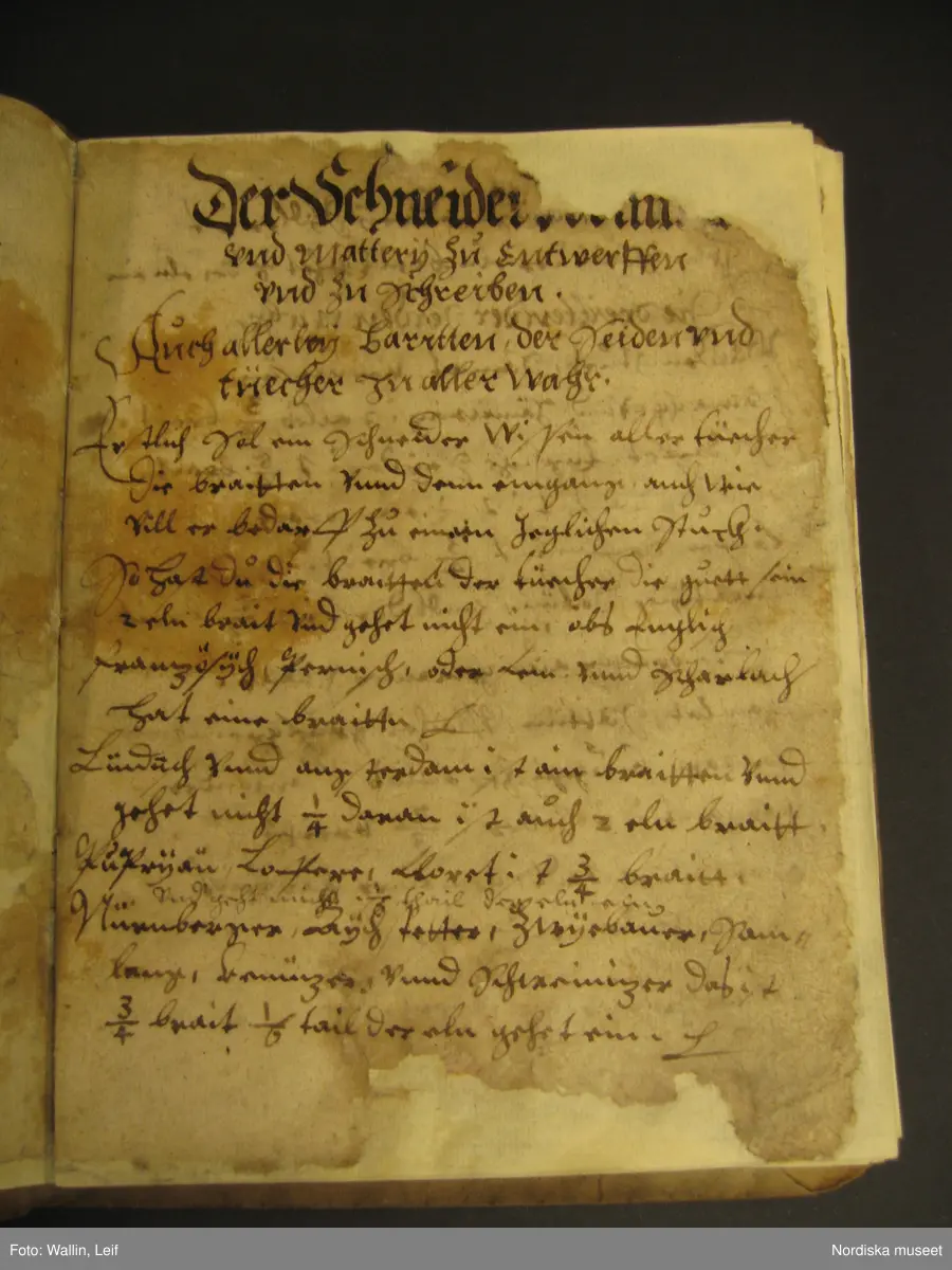 Bok, omslag av pergament, troligen medeltida pergamentblad med latinsk text. Inlaga på 56 (?) med handskriven text på tyska (?) och teckningar visande tillskärning av tält och plagg (kyrkliga plagg?)
Boken har blivit konserverad under sin tid i museet.
/Leif Wallin 2020-01-29