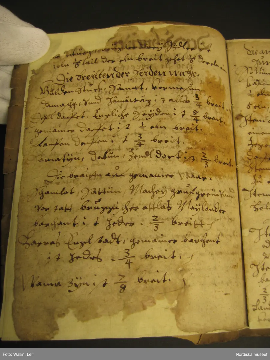 Bok, omslag av pergament, troligen medeltida pergamentblad med latinsk text. Inlaga på 56 (?) med handskriven text på tyska (?) och teckningar visande tillskärning av tält och plagg (kyrkliga plagg?)
Boken har blivit konserverad under sin tid i museet.
/Leif Wallin 2020-01-29