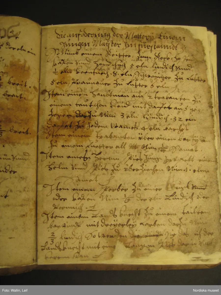 Bok, omslag av pergament, troligen medeltida pergamentblad med latinsk text. Inlaga på 56 (?) med handskriven text på tyska (?) och teckningar visande tillskärning av tält och plagg (kyrkliga plagg?)
Boken har blivit konserverad under sin tid i museet.
/Leif Wallin 2020-01-29