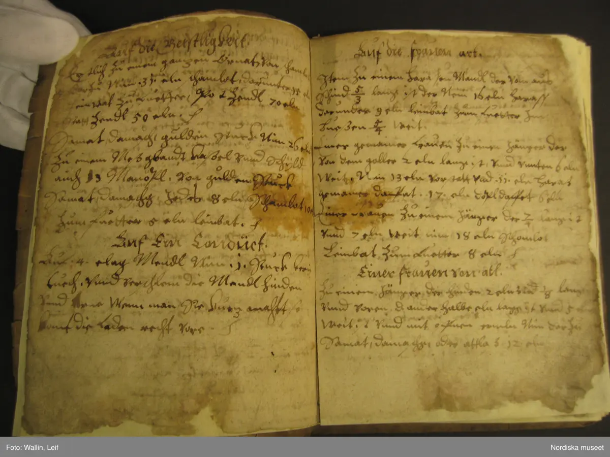Bok, omslag av pergament, troligen medeltida pergamentblad med latinsk text. Inlaga på 56 (?) med handskriven text på tyska (?) och teckningar visande tillskärning av tält och plagg (kyrkliga plagg?)
Boken har blivit konserverad under sin tid i museet.
/Leif Wallin 2020-01-29