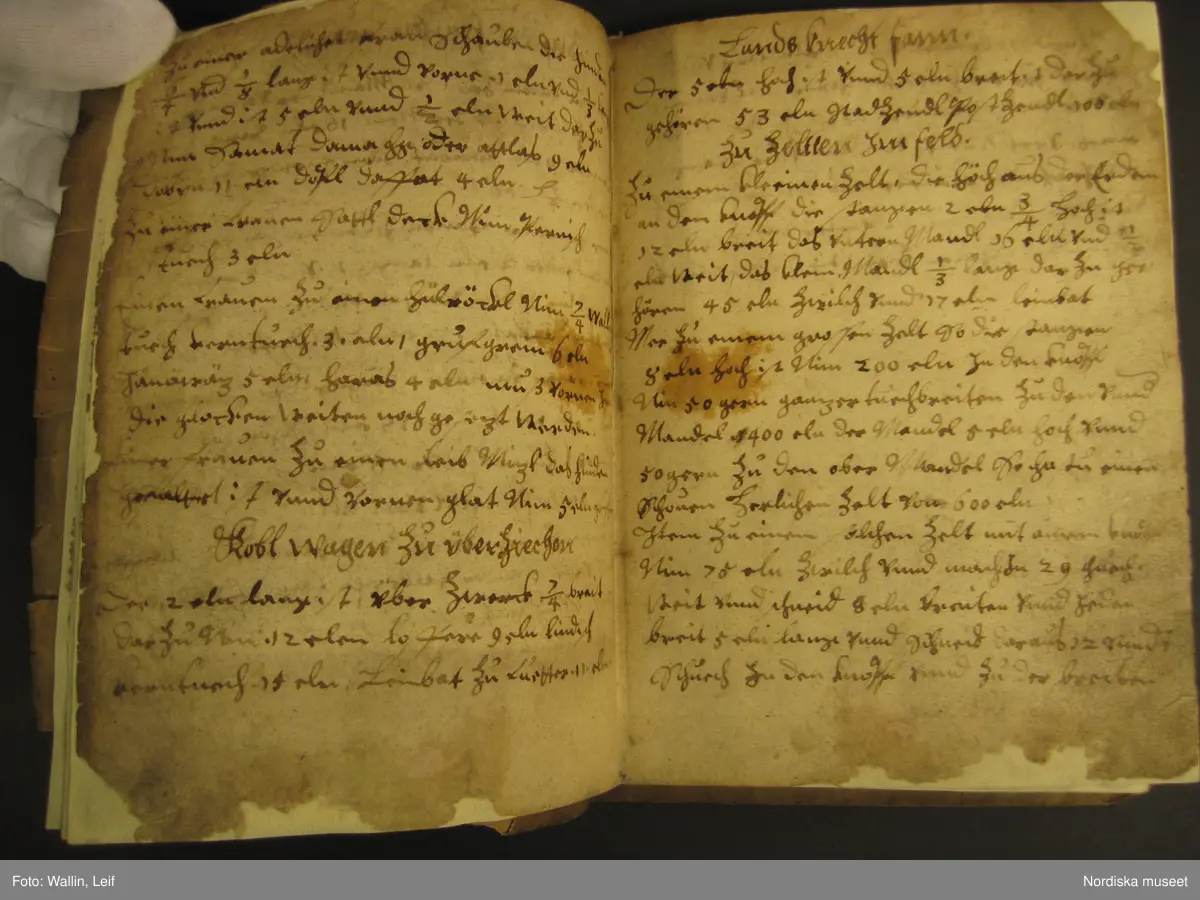 Bok, omslag av pergament, troligen medeltida pergamentblad med latinsk text. Inlaga på 56 (?) med handskriven text på tyska (?) och teckningar visande tillskärning av tält och plagg (kyrkliga plagg?)
Boken har blivit konserverad under sin tid i museet.
/Leif Wallin 2020-01-29