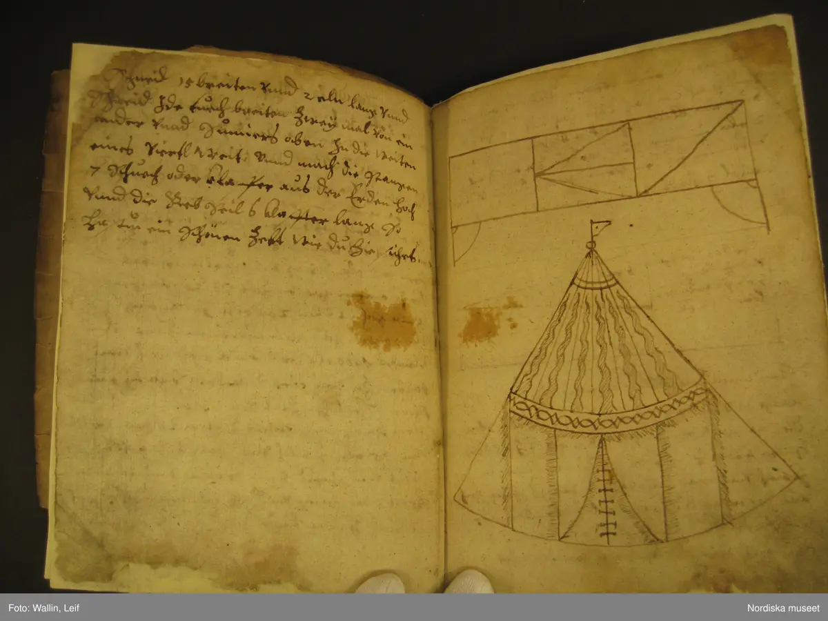 Bok, omslag av pergament, troligen medeltida pergamentblad med latinsk text. Inlaga på 56 (?) med handskriven text på tyska (?) och teckningar visande tillskärning av tält och plagg (kyrkliga plagg?)
Boken har blivit konserverad under sin tid i museet.
/Leif Wallin 2020-01-29