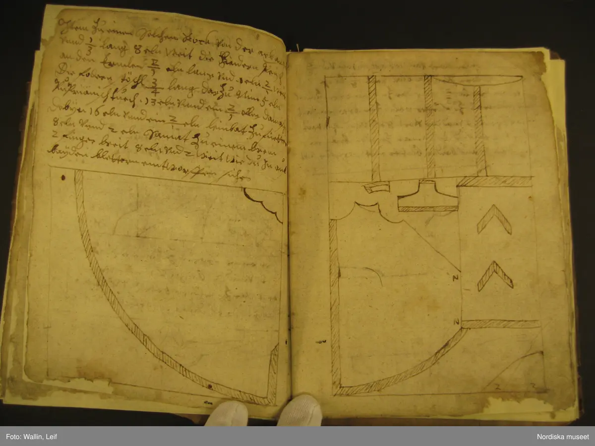 Bok, omslag av pergament, troligen medeltida pergamentblad med latinsk text. Inlaga på 56 (?) med handskriven text på tyska (?) och teckningar visande tillskärning av tält och plagg (kyrkliga plagg?)
Boken har blivit konserverad under sin tid i museet.
/Leif Wallin 2020-01-29