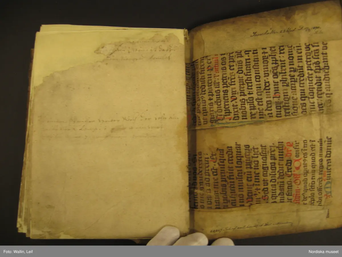 Bok, omslag av pergament, troligen medeltida pergamentblad med latinsk text. Inlaga på 56 (?) med handskriven text på tyska (?) och teckningar visande tillskärning av tält och plagg (kyrkliga plagg?)
Boken har blivit konserverad under sin tid i museet.
/Leif Wallin 2020-01-29