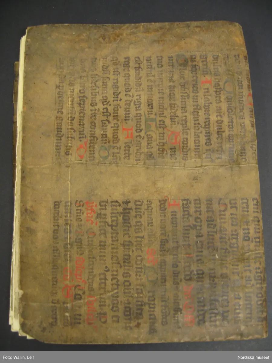 Bok, omslag av pergament, troligen medeltida pergamentblad med latinsk text. Inlaga på 56 (?) med handskriven text på tyska (?) och teckningar visande tillskärning av tält och plagg (kyrkliga plagg?)
Boken har blivit konserverad under sin tid i museet.
/Leif Wallin 2020-01-29