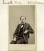 Efter påskriftens upplysning motsvarar den avbildade mannen väl med vice häradshövding Fritz Aurell. Född 1840 och uppvuxen i Stora Åby socken i södra Östergötland. Från senare delen av 1870-talet hovrättsassessor i Jönköping och en tid därefter i samma tjänst i Malmö. Foto omkring 1870.