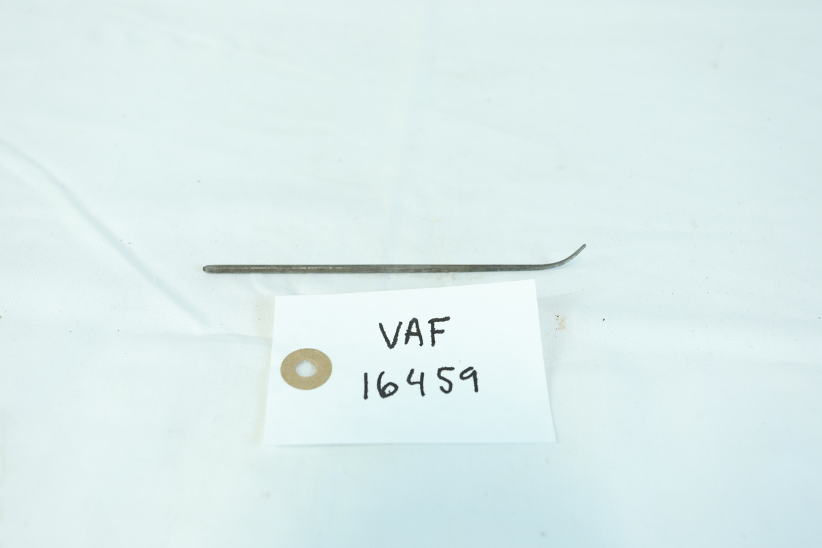 Tynn og avlang metallgjenstand med en bøyd ende. 