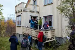 Feltarbeidsdeltakere utenfor bolighuset i Olderfjord som er 
