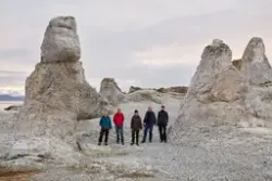 Feltarbeidsdeltakere på eksursjon til Trollholmsund.