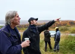 Espen Revold og John Wennberg ved undersøkelse av et bolighu