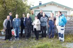 Feltarbeidsdeltakere utenfor spikerteltet til Anne Britt Nik