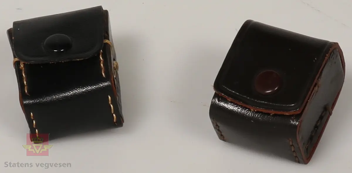 Hørepropper i lær etui. Etuiene er svarte. Høreproppene er hvite. Det hører med ekstra deler i det ene etuiet som er til å plugge inn i forskjellige enheter. Disse er metalliske og med plast på tuppene i grå. 