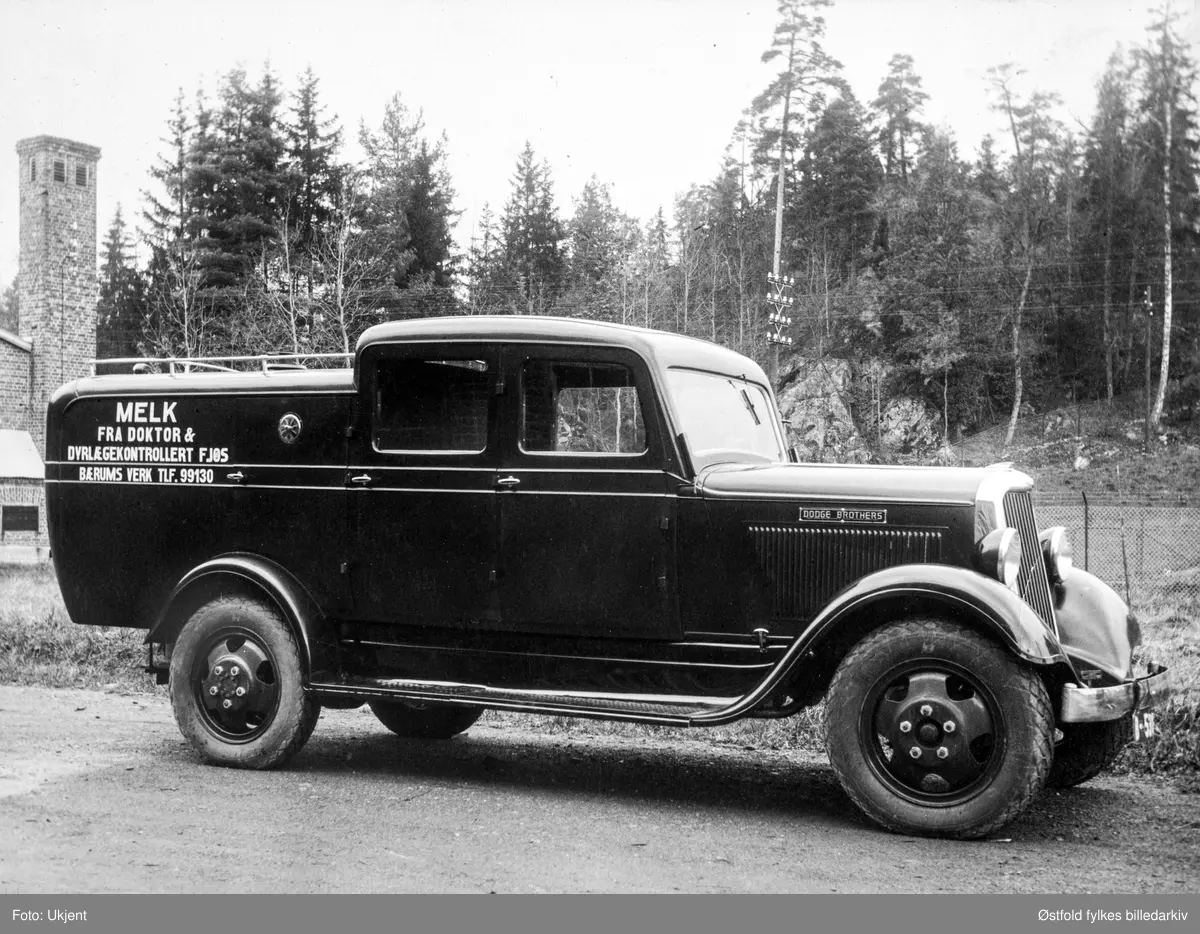 Varebil/tankbil som fraktet melk, produsert av Dodge Brothers. 
Tekst på bil: "Melk fra doktor & dyrlægekontrollert fjøs Bærums Verk tlf. 99130."
Ukjent år, antakelig parkert på Bæruns Verk