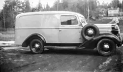 Varebil, Dodge 1936, parkert foran Møllebakken, direktørboli