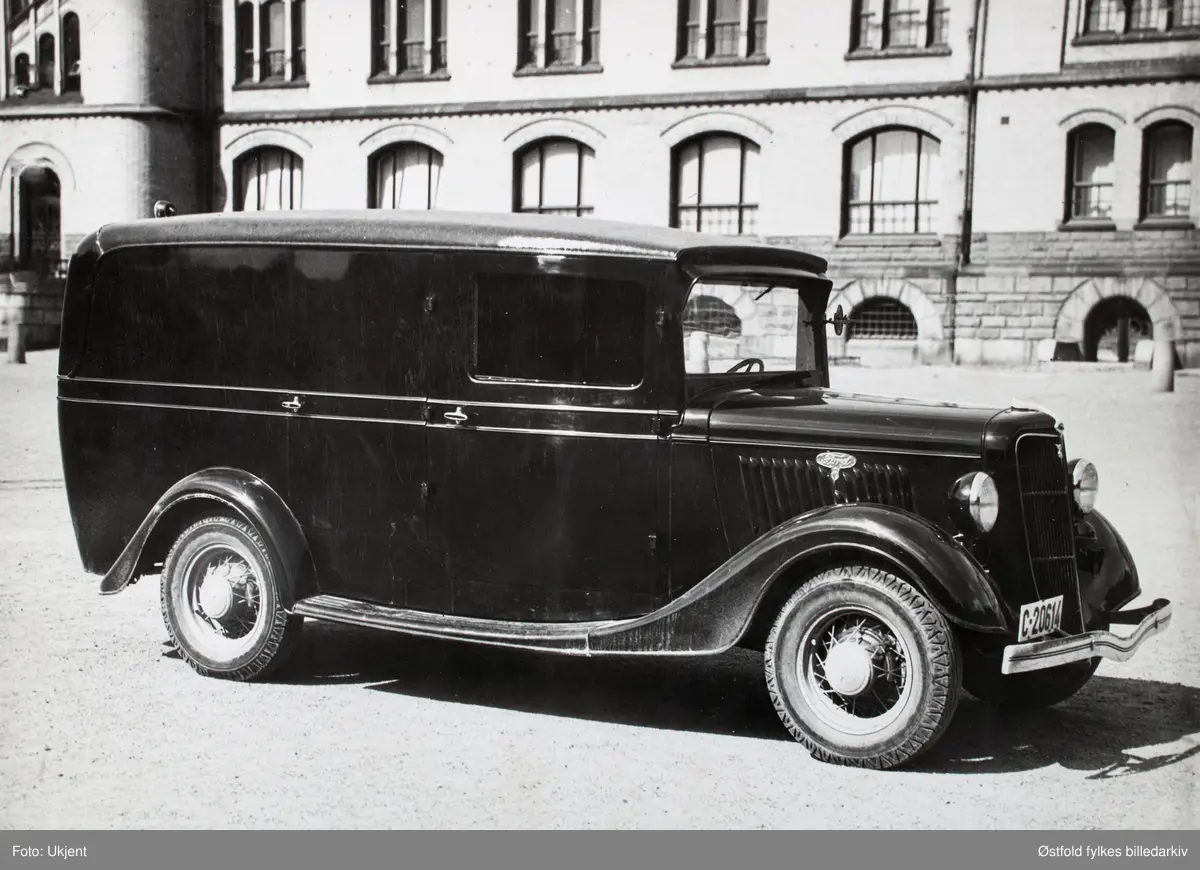 Varebil, Ford, med bilskilt C-20614, parkert på ukjent sted.