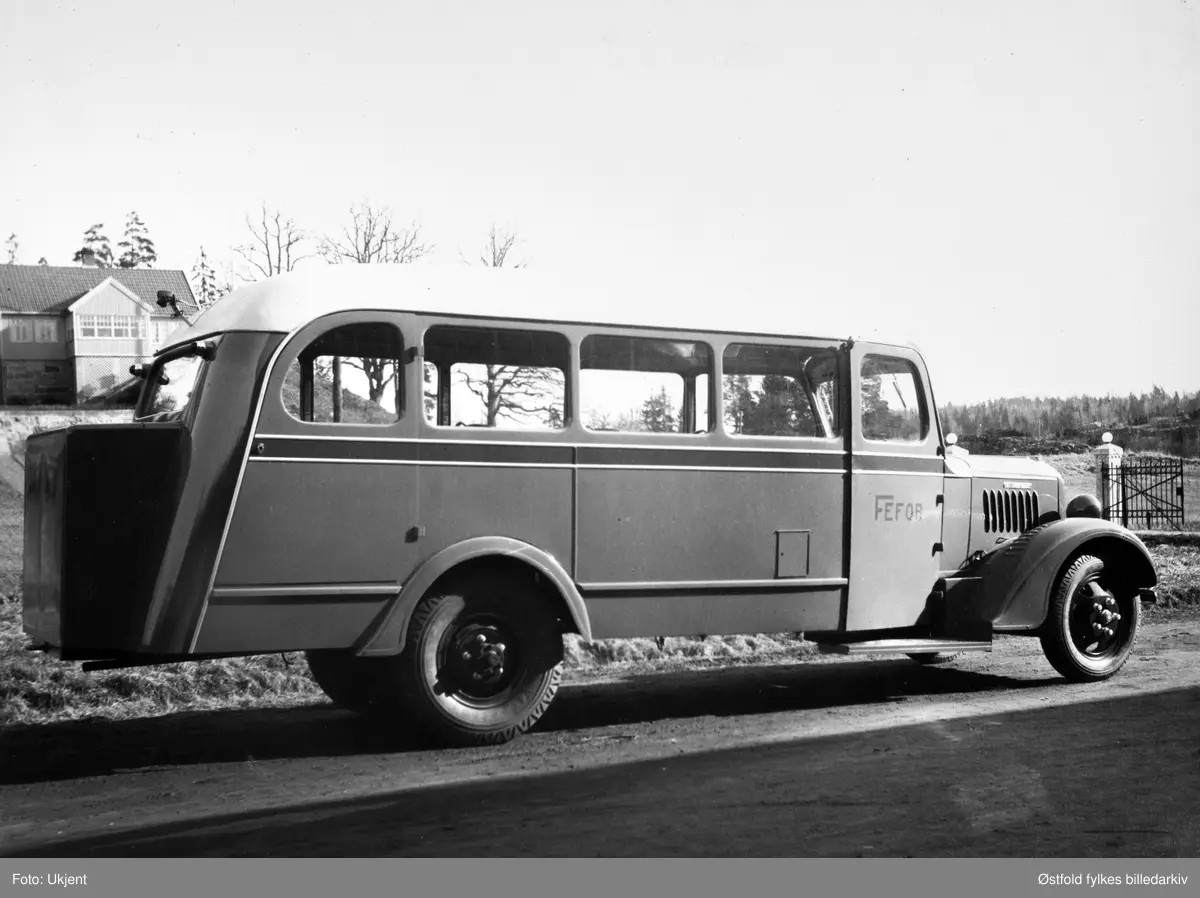 Buss parkert ved Møllebakken, Kambo  i Moss. På bildør: FEFOR.