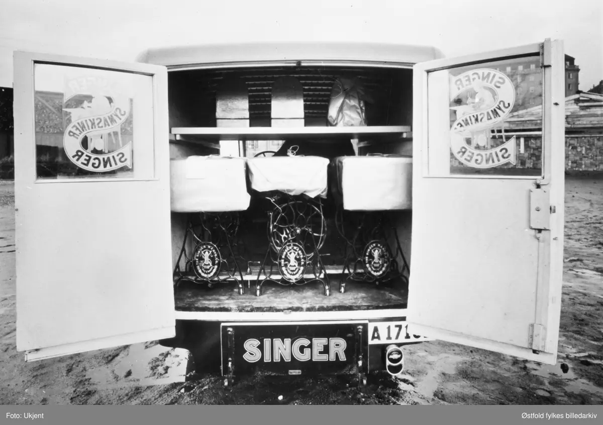 Varebil, interiør fra bil til  Singer Symaskiner. Biltskilt A-17...