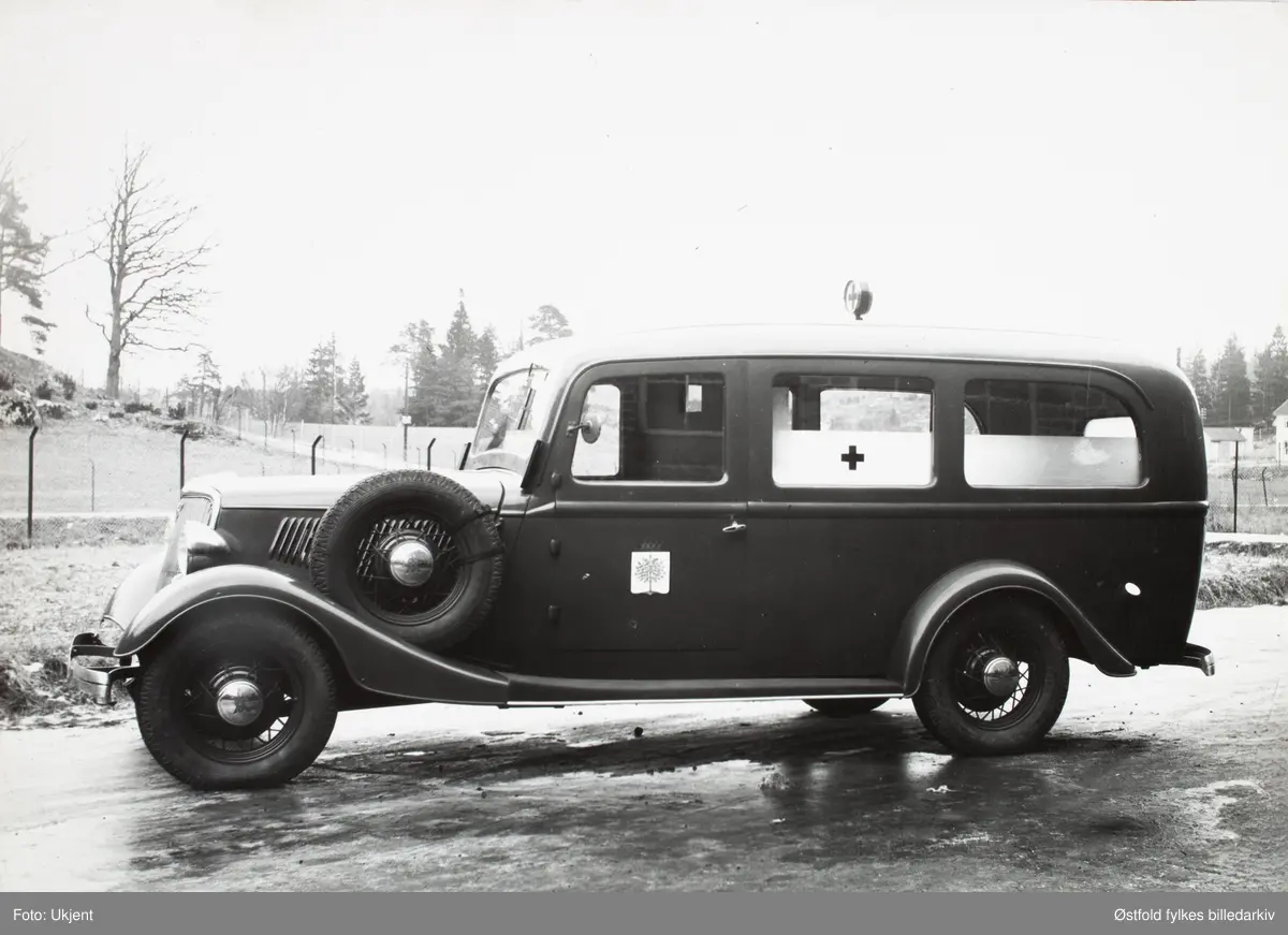 Sykebil parkert ved Møllebakken i Moss.