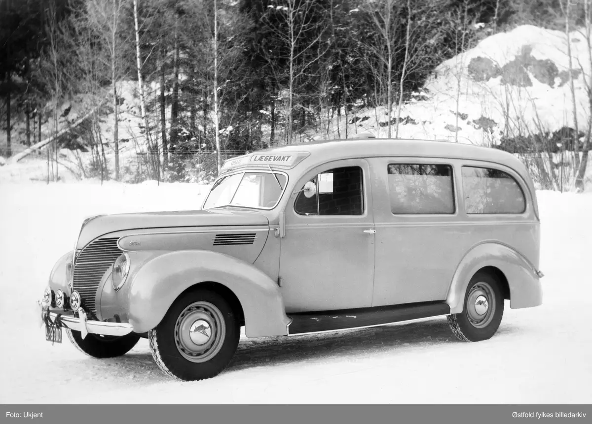 Sykebil til Oslo legevakt "Oslo lægevakt" parkert på ukjent sted. Bil av typen Ford med bilkjennetegn B-9900.