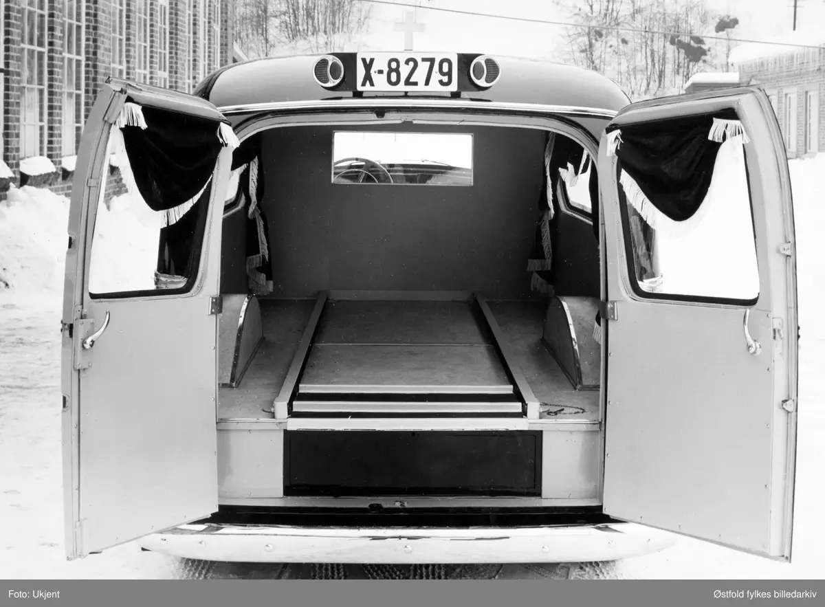 Bårebil eller bregravelsesbil med bilkjennetegn X-8279 parkert utenfor Auto-Karosserifabrikken, Kambo, Moss. Interiøret.
