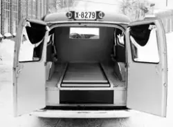 Bårebil eller bregravelsesbil med bilkjennetegn X-8279 parkert utenfor Auto-Karosserifabrikken, Kambo, Moss. Interiøret.