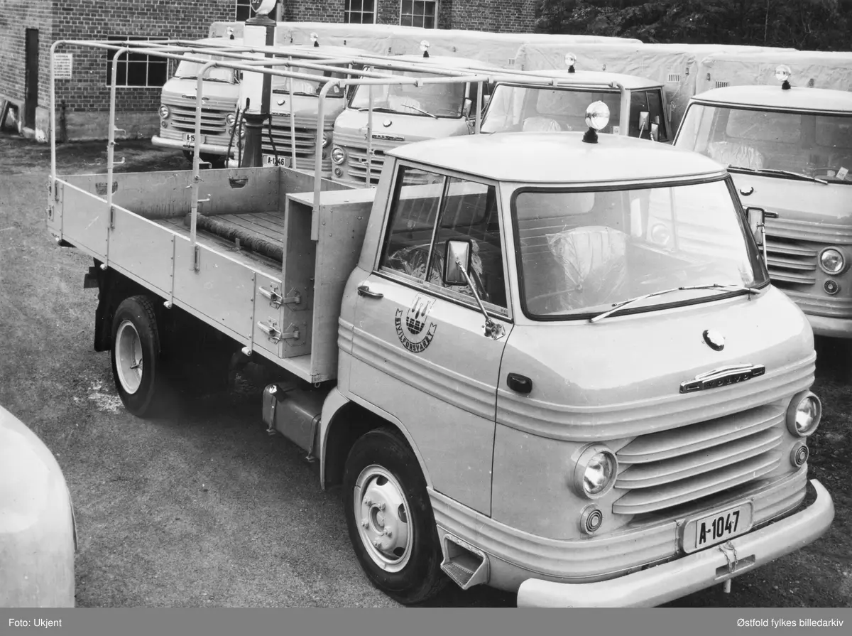 Lastebiler, Volvo. med logo til Sivilforsvaret, parkert utenfor Auto-Karosserifabrikken, Kambo i Moss. BIlkjennetegn A-1047.