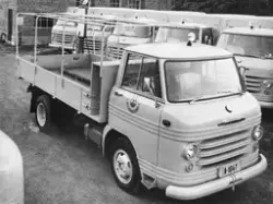 Lastebiler, Volvo. med logo til Sivilforsvaret, parkert utenfor Auto-Karosserifabrikken, Kambo i Moss. BIlkjennetegn A-1047.