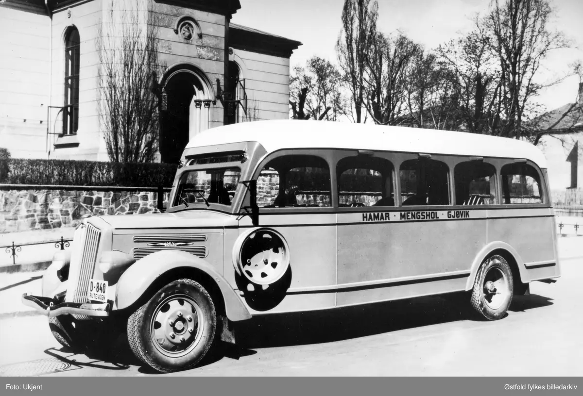 Buss, White, som kjøre Hamar - Mengshol - Gjøvik, parkert på ukjent sted. Bilkjennetegn D-840.