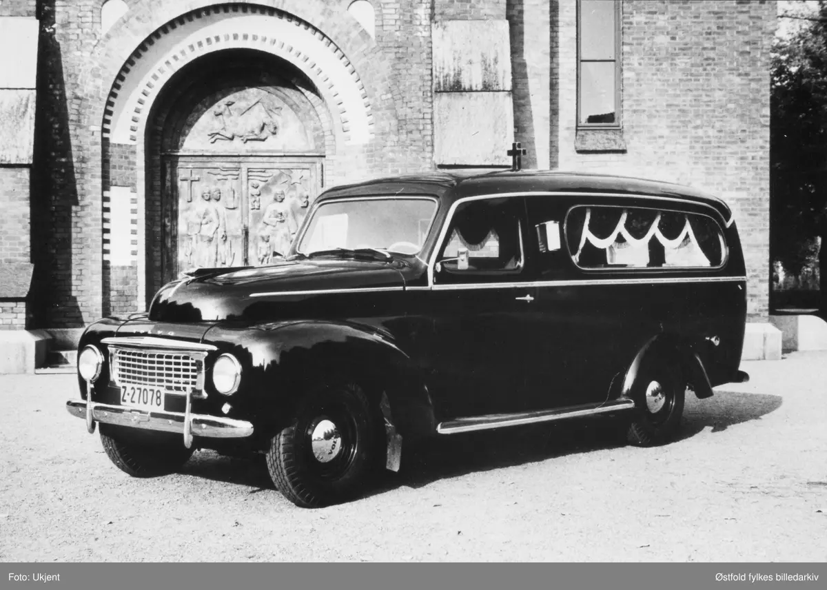 Bårebil, Volvo, begravlesesbil, parkert utenfor ukjent kirke, Bilkjennetegn Z-27078.