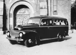 Bårebil, Volvo, begravlesesbil, parkert utenfor ukjent kirke, Bilkjennetegn Z-27078.
