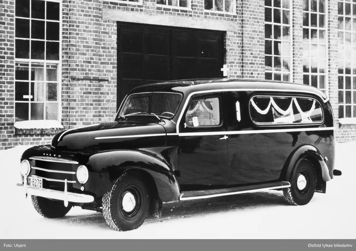 Bårebil eller begravelsesbil, med bilkjennetegn x-8279, partjert utenfor Auto_Karosserifabrikken på Kambo i Moss.