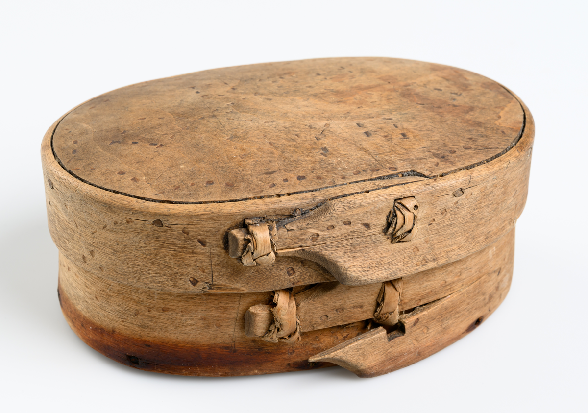 Spånask med lock. Oval grundform. Inbränd punktornering, ordnade i bågform. 

Inskrivet i huvudbok 1940.
