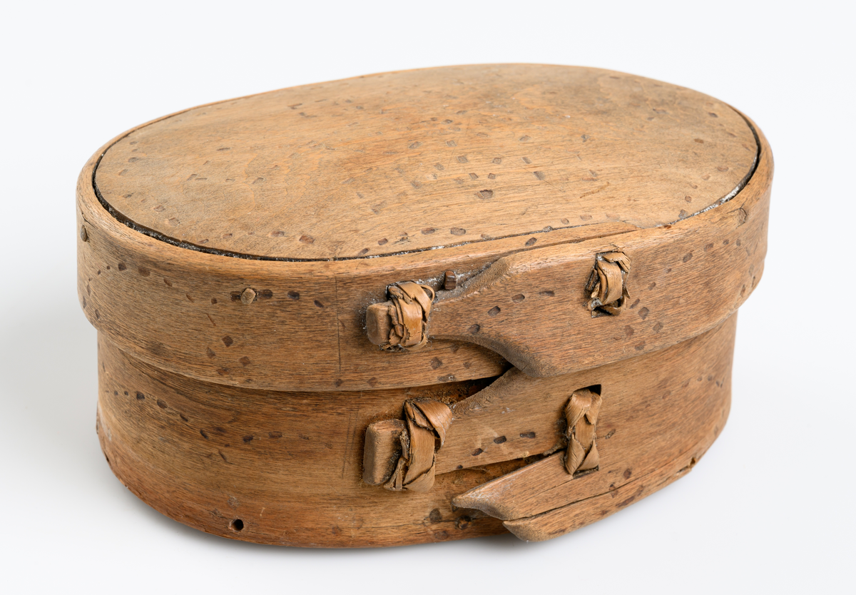 Spånask med lock. Oval grundform. Inbränd punktornering, ordnade i bågform. 

Inskrivet i huvudbok 1940.