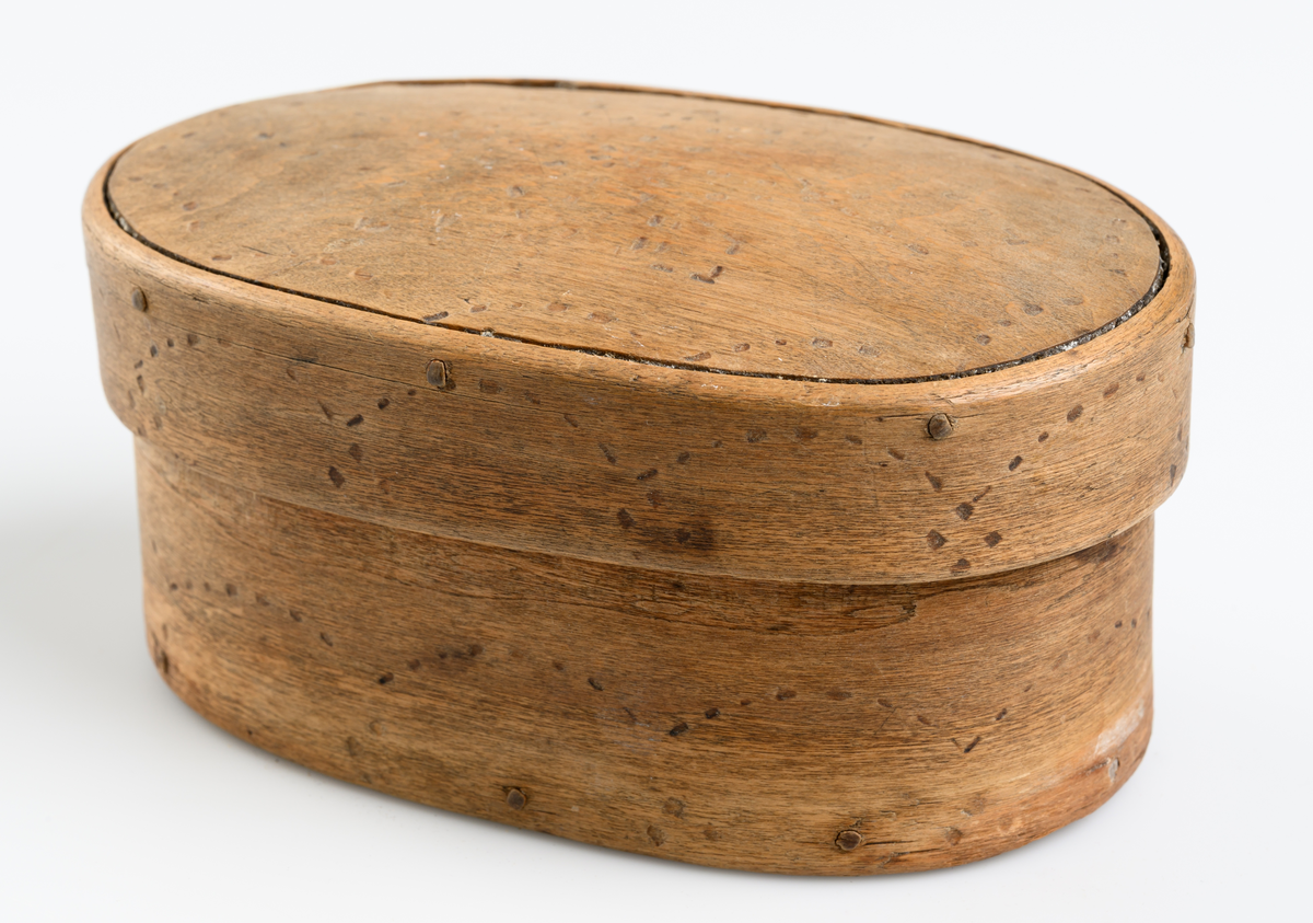 Spånask med lock. Oval grundform. Inbränd punktornering, ordnade i bågform. 

Inskrivet i huvudbok 1940.
