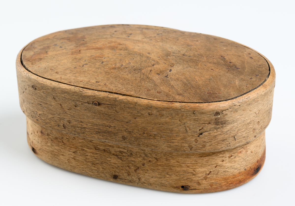 Spånask med lock. Oval grundform. Inbränd punktornering, ordnade i bågform. 

Inskrivet i huvudbok 1940.
