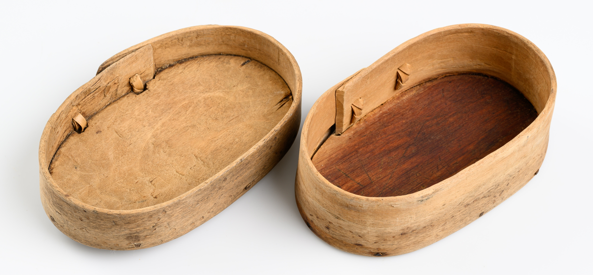 Spånask med lock. Oval grundform. Inbränd punktornering, ordnade i bågform. 

Inskrivet i huvudbok 1940.
