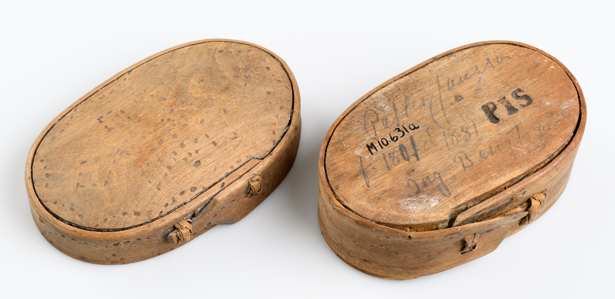 Spånask med lock. Oval grundform. Inbränd punktornering, ordnade i bågform. 

Inskrivet i huvudbok 1940.